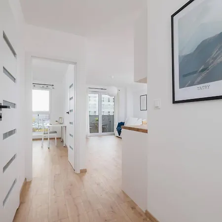Appartamento Baildona Bright With Balcony & Parking By Renters