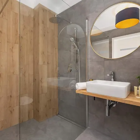 Baildona Bright With Balcony & Parking By Renters Apartment *