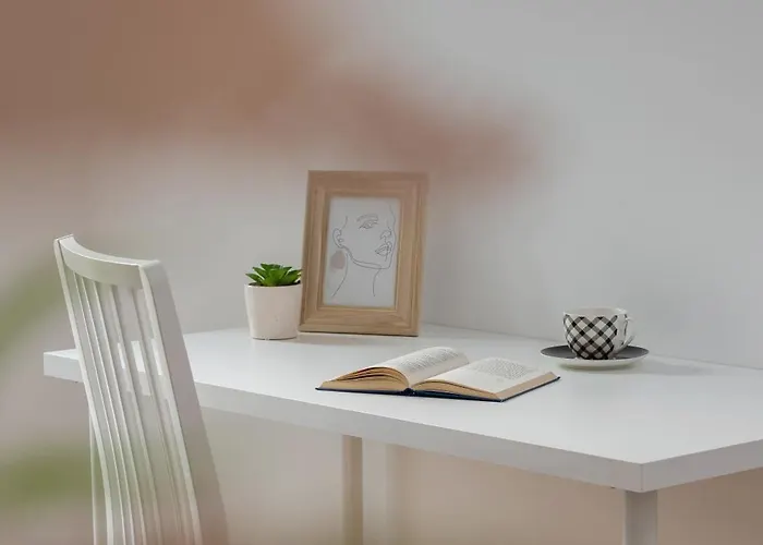 Baildona Bright With Balcony & Parking By Renters Apartment