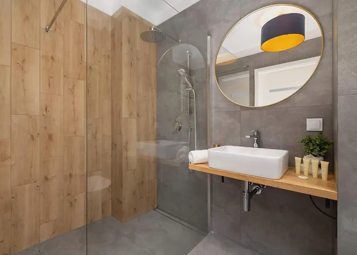 Baildona Bright With Balcony & Parking By Renters Apartment *