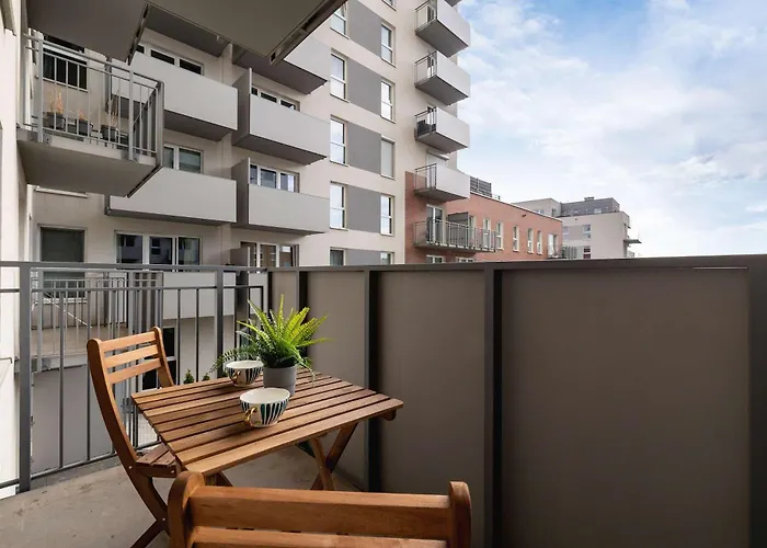 Baildona Bright With Balcony & Parking By Renters Apartman